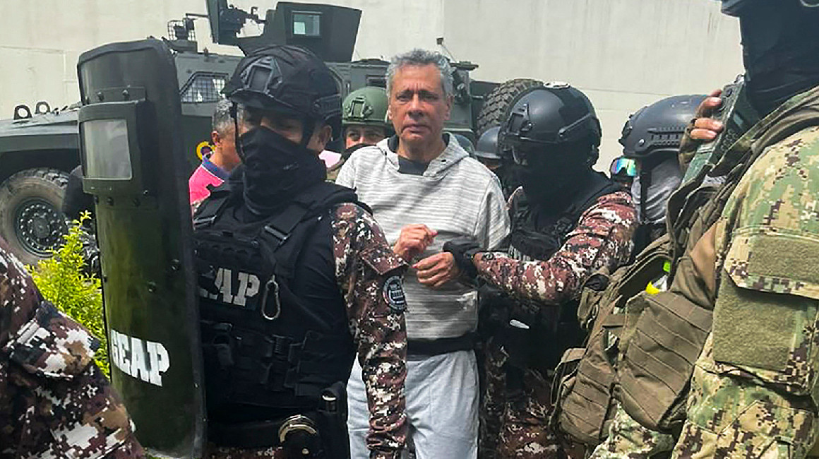Esta fotografía publicada por la Policía ecuatoriana muestra al exvicepresidente ecuatoriano Jorge Glas escoltado por miembros del Grupo de Acción Penitenciaria Especial (GEAP) durante su llegada a la prisión de máxima seguridad La Roca en Guayaquil el 6 de abril de 2024.