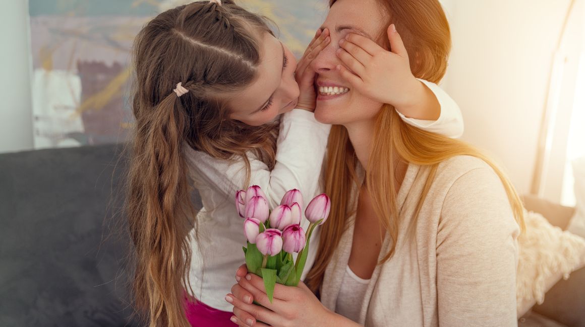 Imagen de madre e hija con flores
