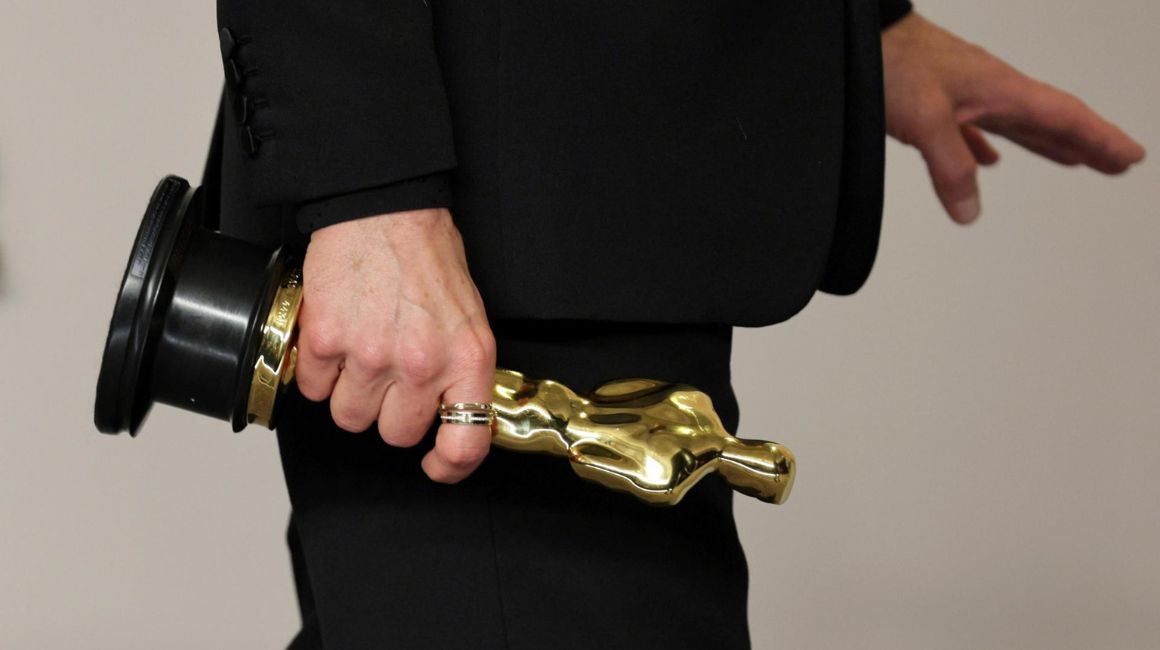 La mano de Robert Downey Jr., sosteniendo el Oscar que ganó como Mejor Actor de Reparto por 'Oppenheimer'.
