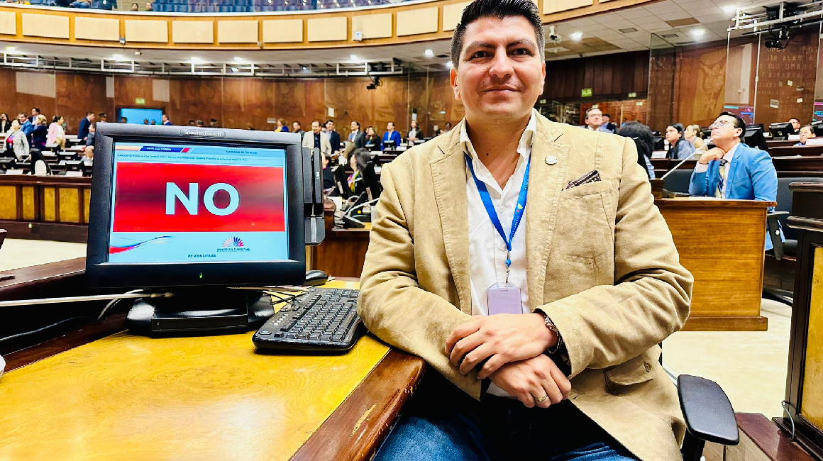 Milton Aguas, asambleísta por Galápagos, en la sala de sesiones del Pleno de la Asamblea en marzo de 2024.