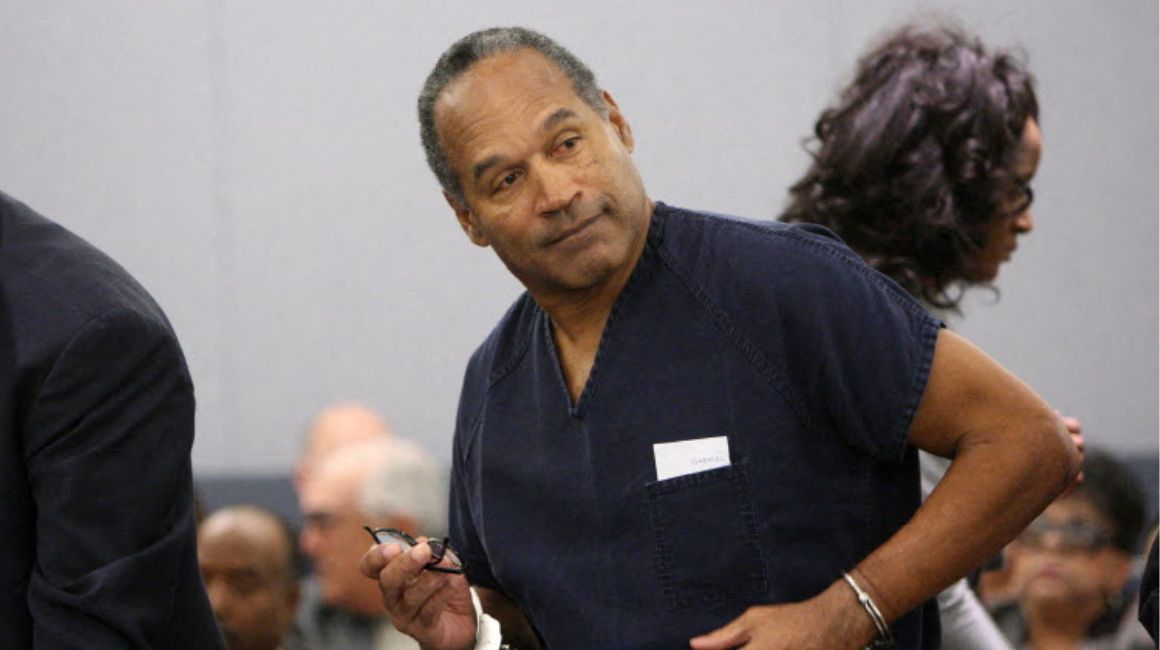 OJ Simpson se prepara para abandonar la sala del tribunal después de ser sentenciado en el Centro de Justicia Regional del Condado de Clark el 5 de diciembre de 2008 en Las Vegas.