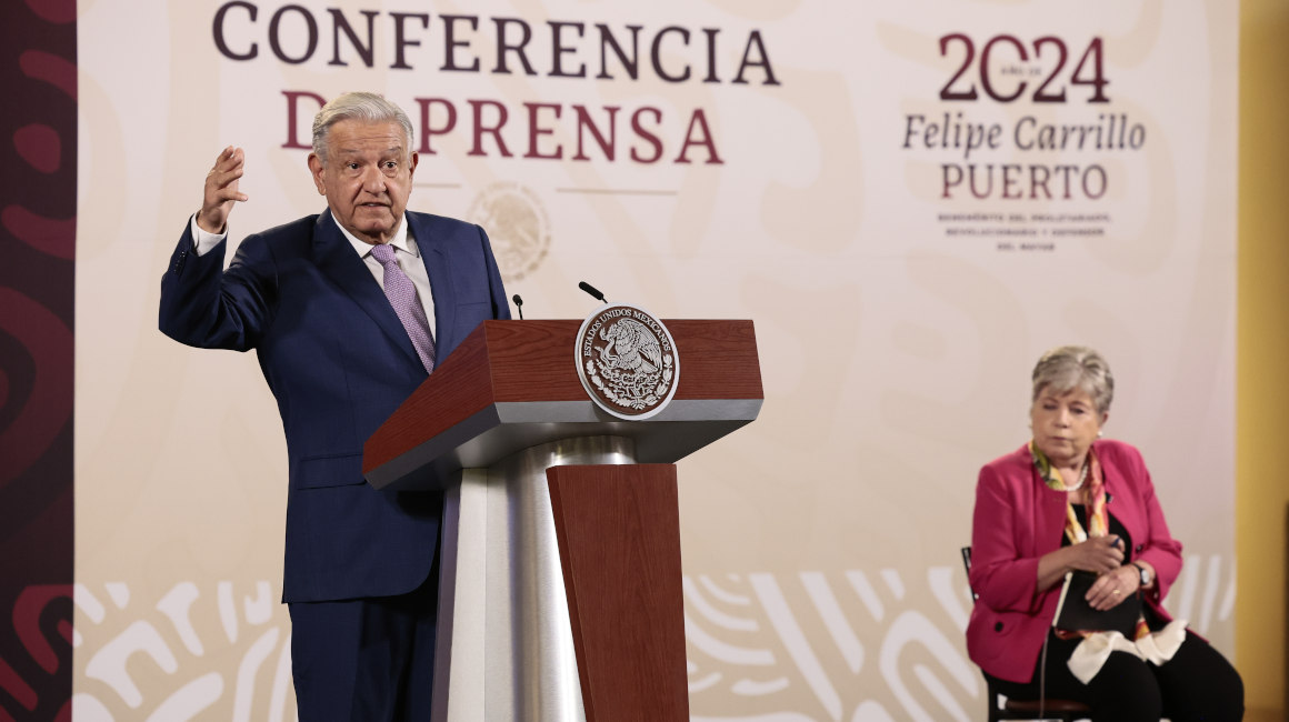 El presidente de México, Andrés Manuel López Obrador, acompañado de la secretaria de Exteriores, Alicia Bárcena en Ciudad de México, el 11 de abril de 2024.