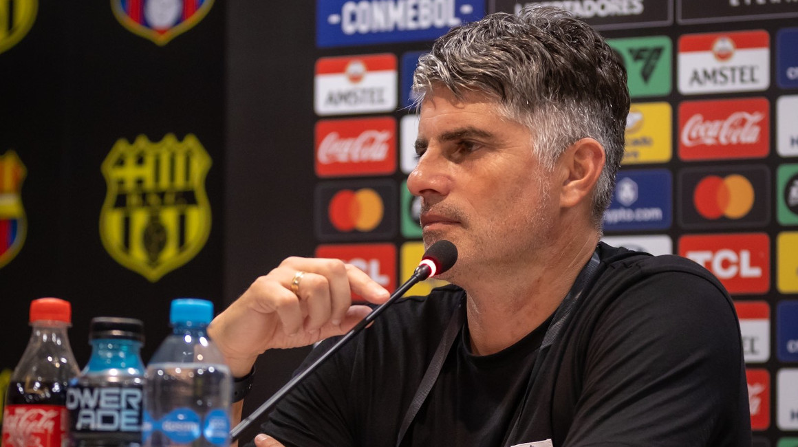 El director técnico de Barcelona SC, Diego López, en conferencia de prensa tras el partido por Copa Libertadores ante Talleres, el 10 de abril de 2024.