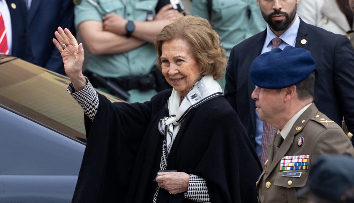 La Reina Sofìa saluda al público en un acto por Jueves Santos de 2024.