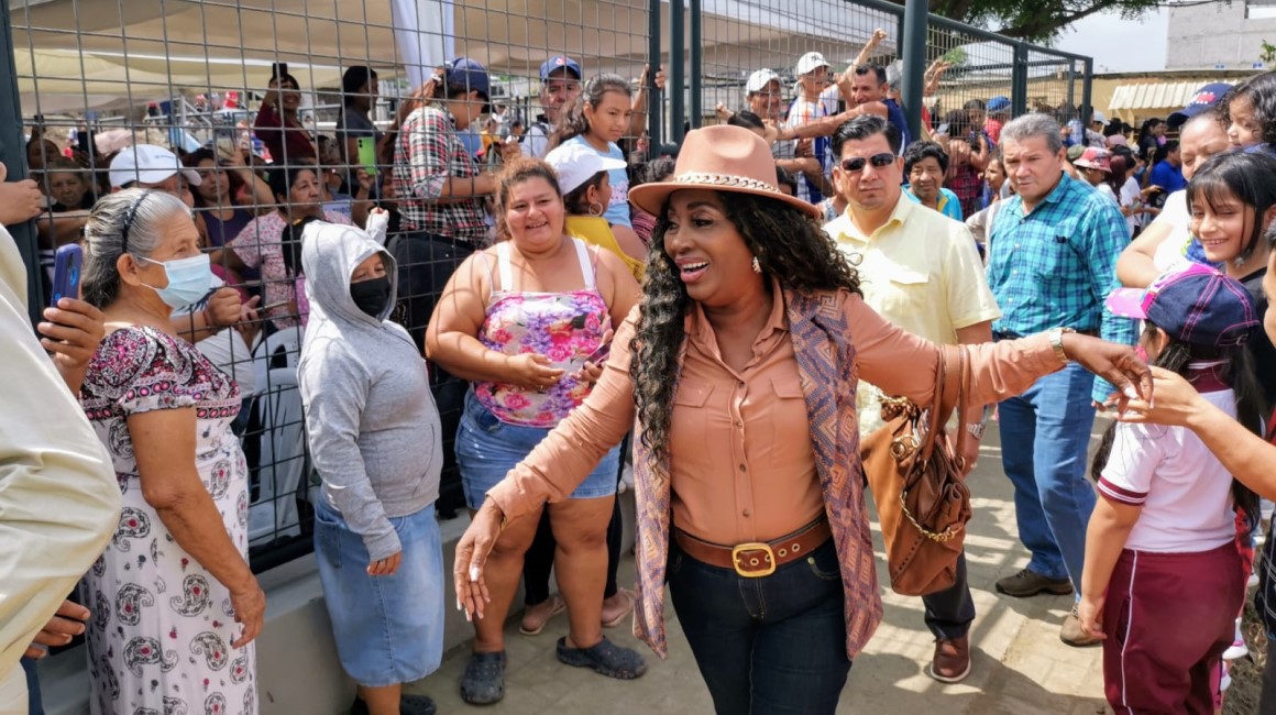 La concejala socialcristiana Mayra Montaño, a su llegada a una sesión del Concejo Municipal en la Sergio Toral II, noroeste de Guayaquil, el pasado 26 de octubre de 2023.