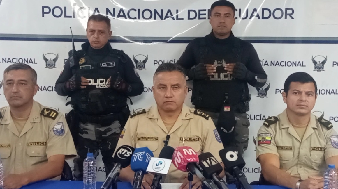 Richard Vaca ( centro), comandante policial de Manabí, dio detalles sobre el crimen de Joseph León, el 11 de abril de 2024. 