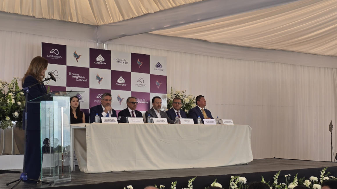 Ejecutivos del Grupo Inmobiliario Coloncorp y autoridades del Municipio de Quito en la presentación del proyecto Especial PUAE-San Patricio, en Cumbayá, 11 de abril de 2024.
