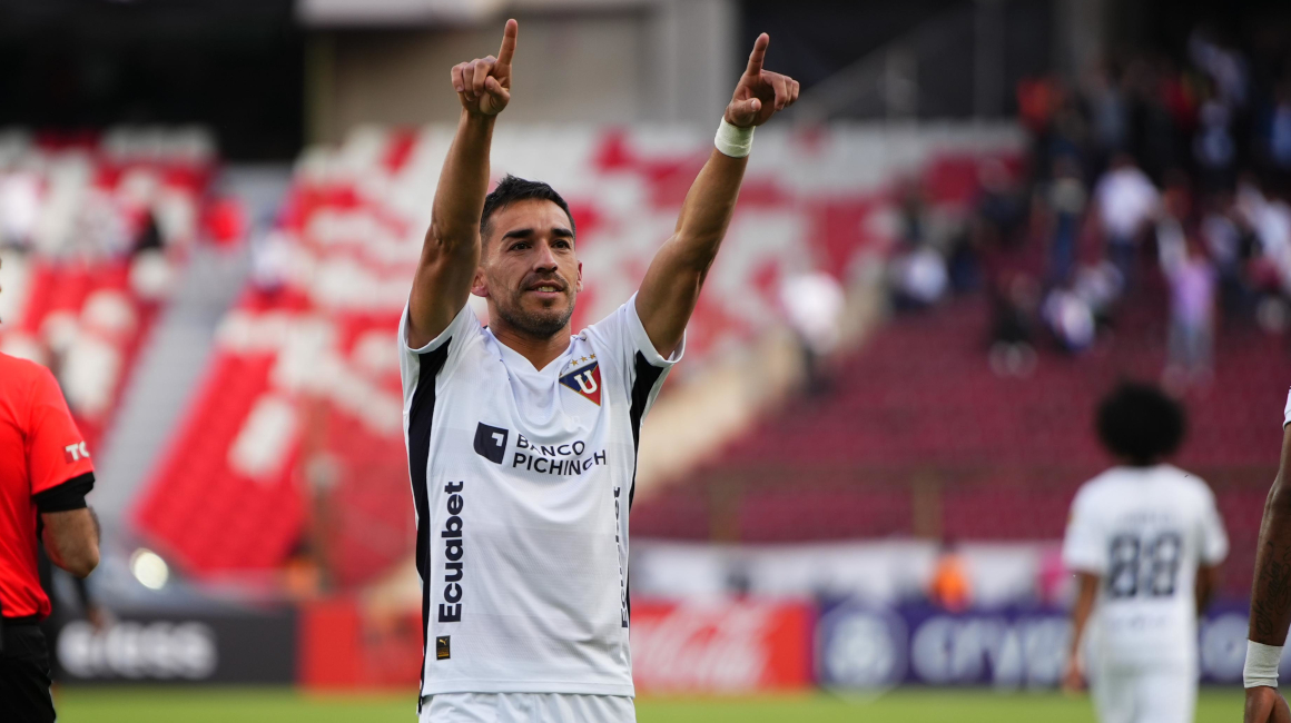 Lisandro Alzugaray festeja su gol, en el partido de Liga de Quito ante Botafogo por Libertadores, el 11 de abril de 2024.