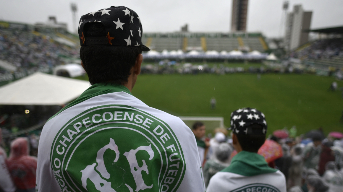 La gente espera la llegada del cortejo fúnebre de los jugadores del equipo de fútbol brasileño Chapecoense Real fallecidos en un accidente aéreo en las montañas colombianas, en diciembre de 2016.