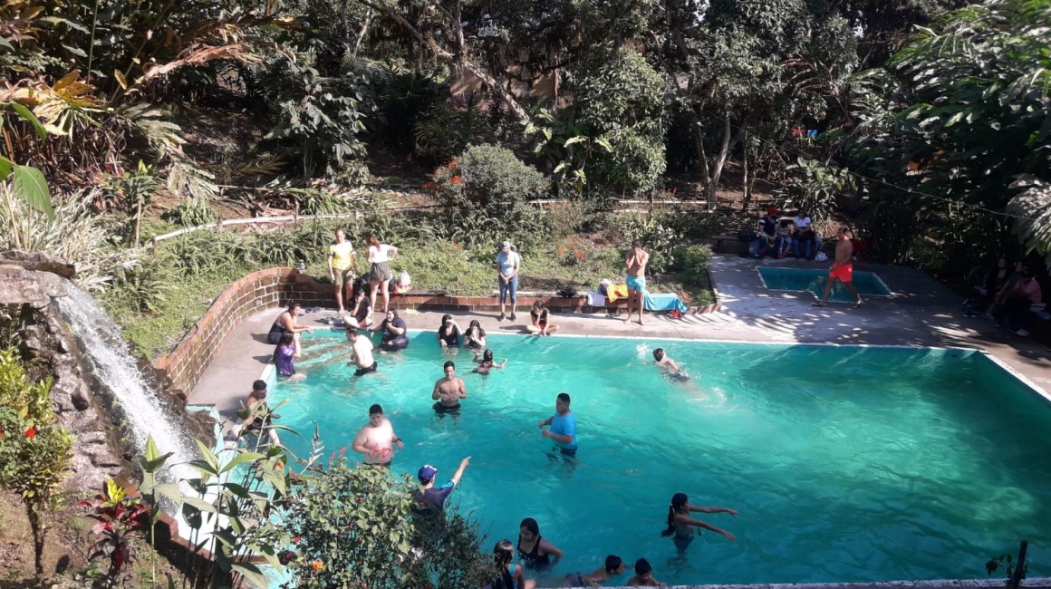 La finca El Progreso cuenta con una piscina que recoge el agua desde el mismo río del bosque húmedo protector La Esperanza.   