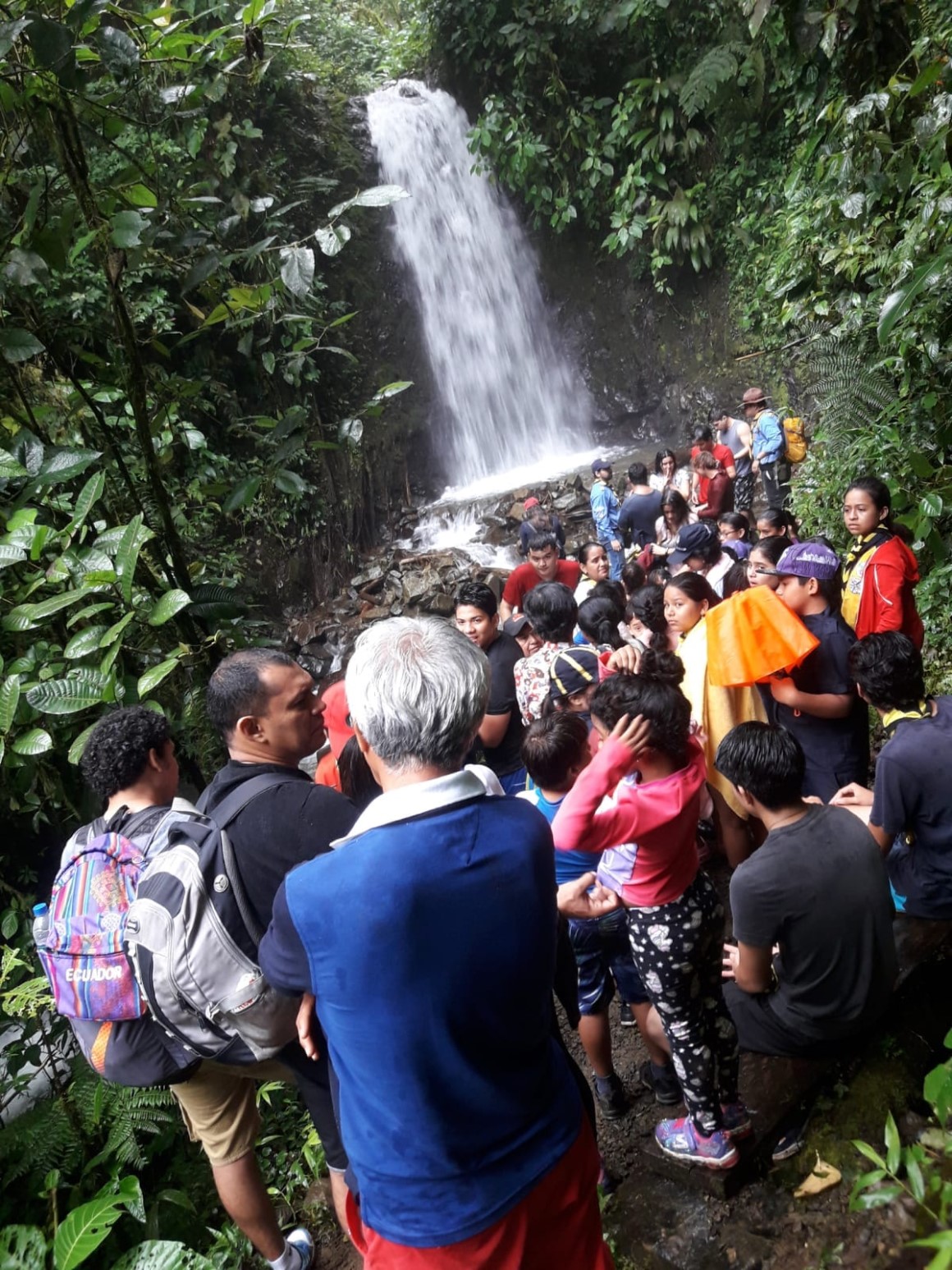 Niños esperan para acceder a una cascada del bosque La Esperanza, en Bucay (Guayas).