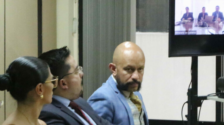 Coidearios de Jorge Glas estuvieron presentes en la audiencia de habeeas corpus, el 11 de abril de 2024. 