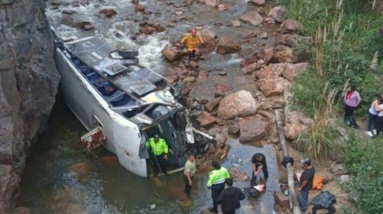 Mortal accidente de un bus en la vía Cuenca-Loja deja cuatro fallecidos