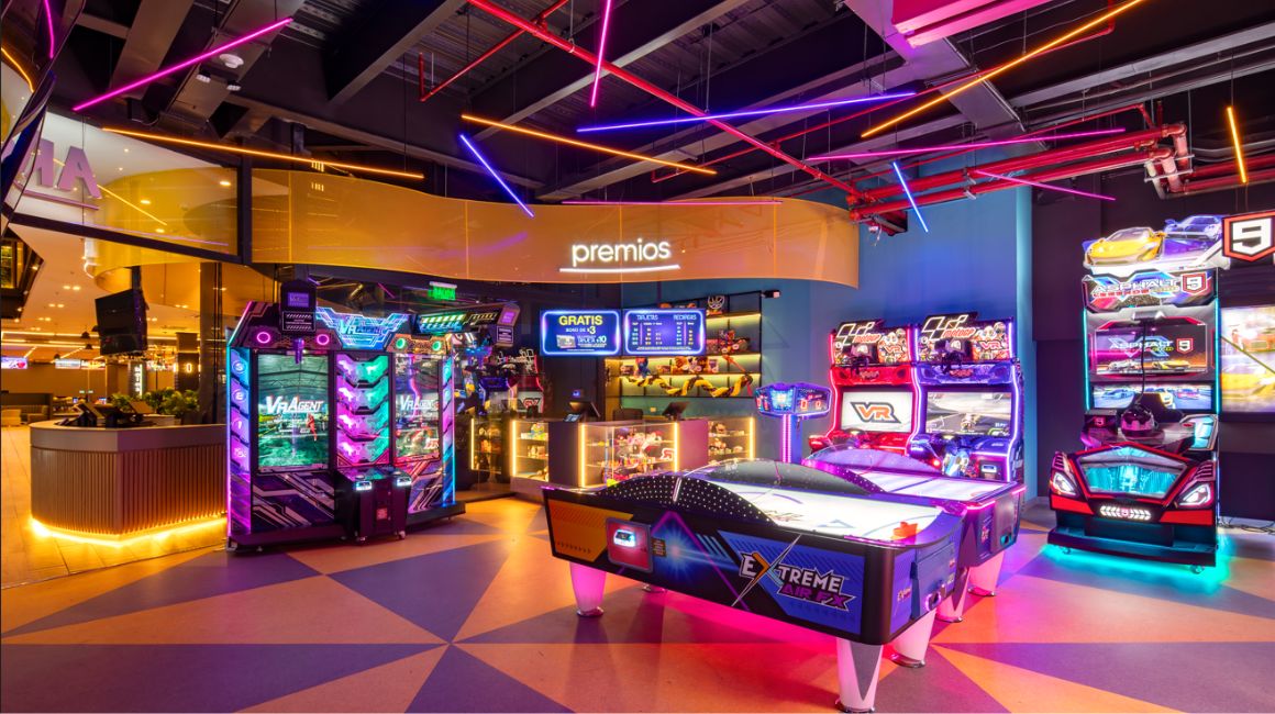 El Centro de Entretenimiento de Multicines en Quicentro Shopping cuenta, además de las salas de cine, con espacios de juegos electromecánicos, realidad virtual, bolos, entre otros.