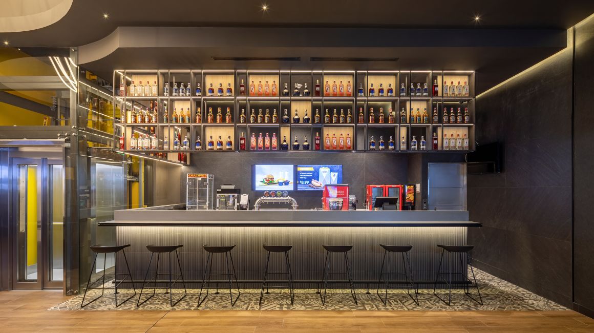 El nuevo complejo de Multicines cuenta con restaurante y bar de cócteles.