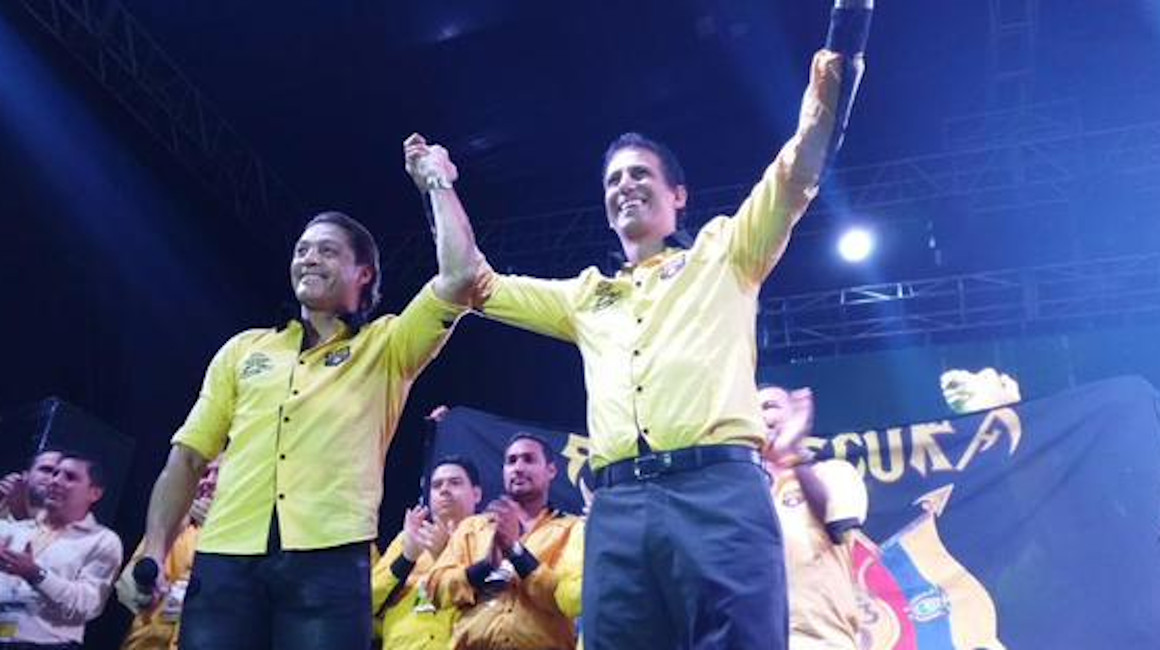 Carlos Alfaro Moreno y José Francisco Cevallos celebran tras ganar las elecciones 2015 en Barcelona SC.