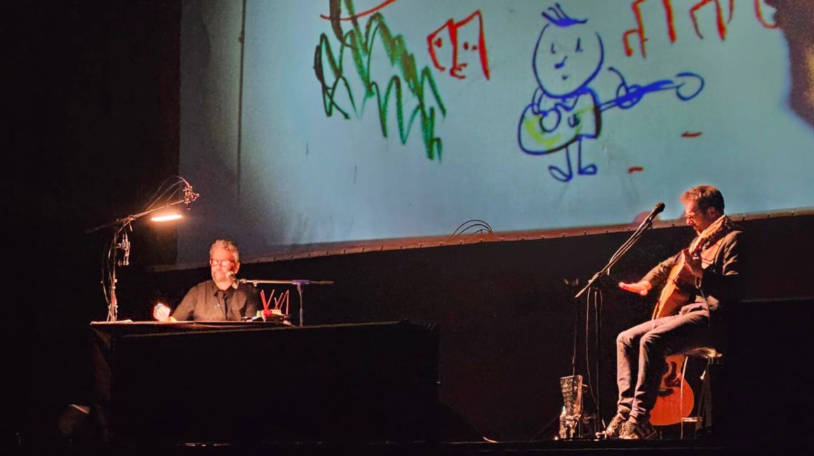 Liniers dibuja de acuerdo a la canción que Kevin Johansen cante, durante su show en Quito, el 11 de abril del 2024.
