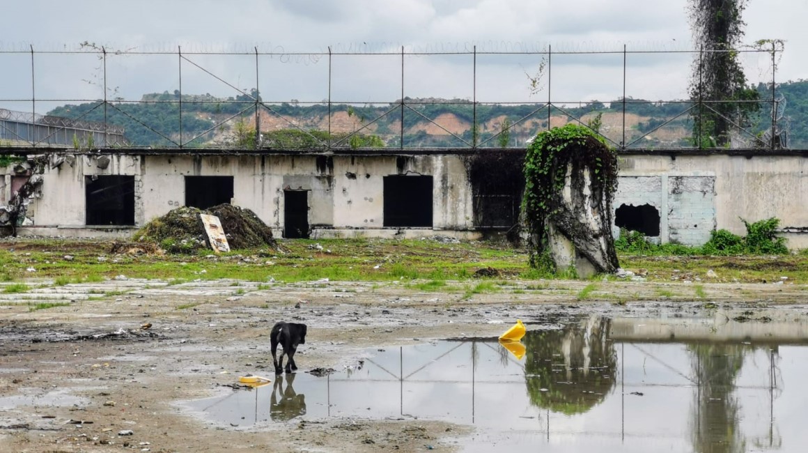 Los pabellones 2 y 10 de la Penitenciaría del Litoral, en Guayaquil, permanecen destruidos desde las masacres de 2021, a pesar de que el SNAI no ejecutó el año pasado USD 9,6 millones de su presupuesto de inversión.