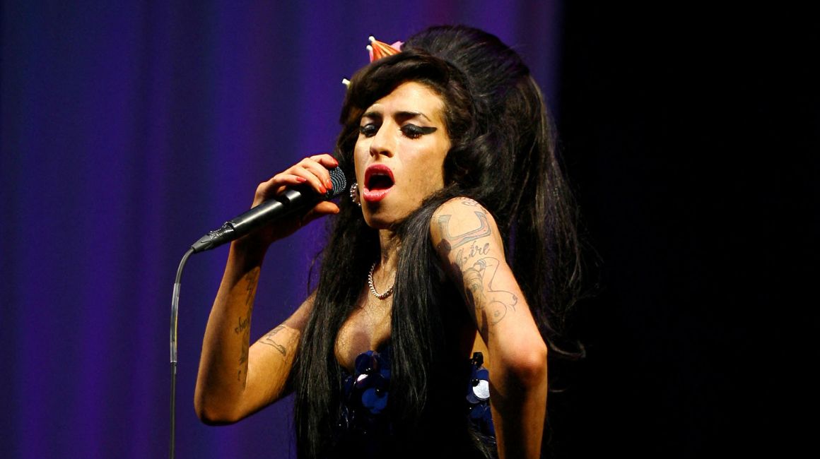 Amy Winehouse falleció a sus tempranos 27 años debido a intoxicación por alcohol, en el año 2011.