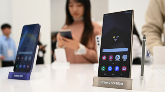 Vista frontal de dos celulares de la gama Galaxy S24 de Samsung, con inteligencia artificial, en una tienda en Corea, enero de 2024.