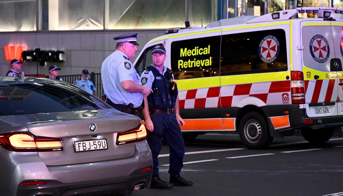 La Policía de Australia custodia el centro comercial de Sídney donde este 13 de abril un hombre mató a seis personas.