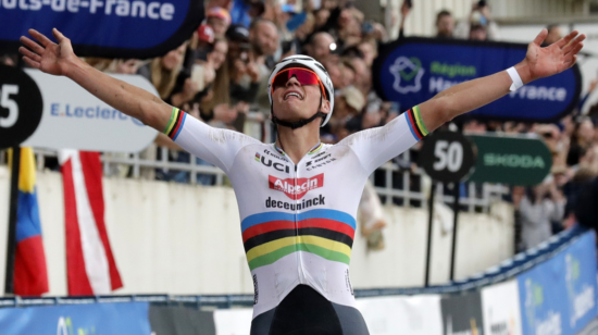 Mathieu Van der Poel celebra su victoria en París-Roubaix, el 7 de abril de 2024.