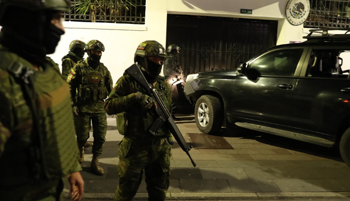 Fuerzas de seguridad de Ecuador durante el asalto a la Embajada de México del 5 de abril.
