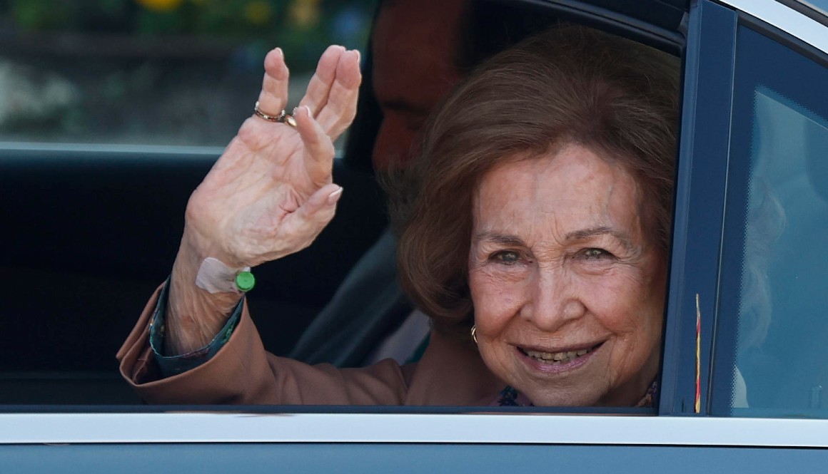 La reina emérita Sofía saluda al salir del hospital, el 13 de abril.