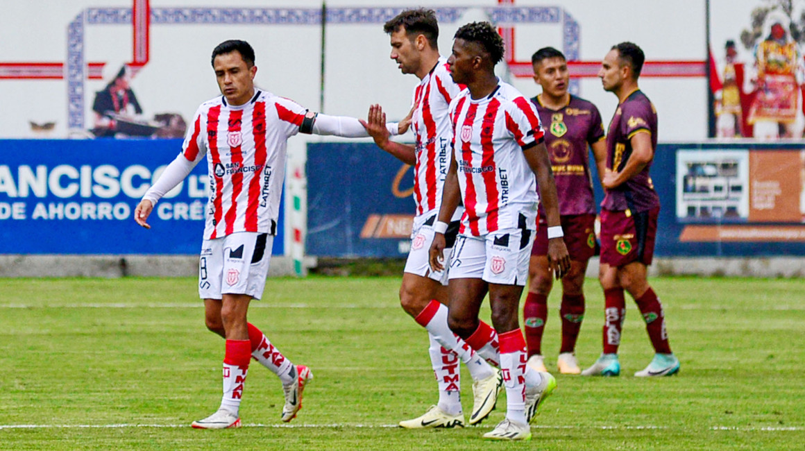 Jugadores de Técnico Universitario celebrando su gol ante Mushuc Runa, 13 de abril de 2024.