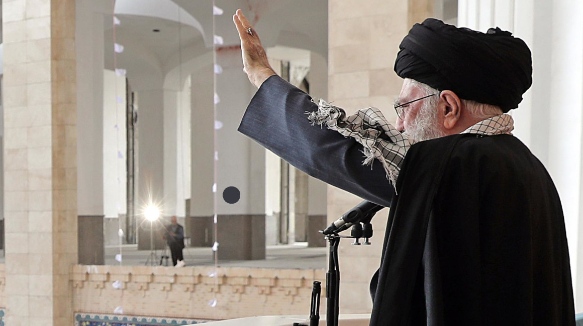 Líder supremo iraní, el ayatolá Ali Jamenei, hablando durante la ceremonia de Eid al-Fitr en Teherán, Irán, el 10 de abril de 2024.