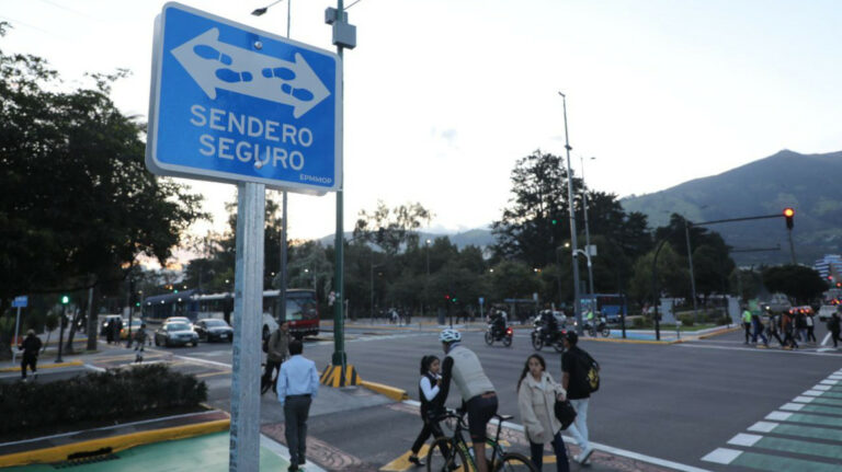 Ciclistas y peatones en el sendero seguro de la avenida Patria, el 25 de enero de 2024