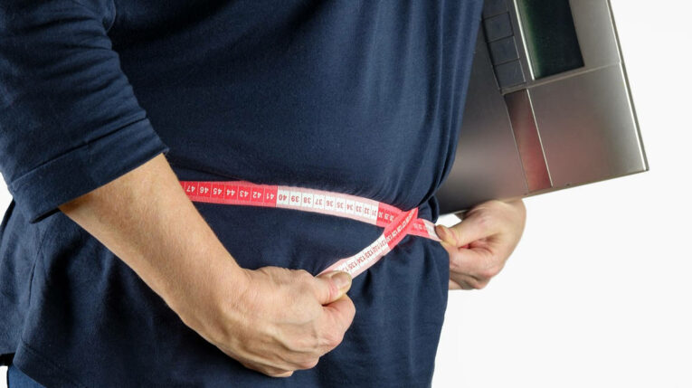 Imagen referencial de una persona midiendo su abdomen.