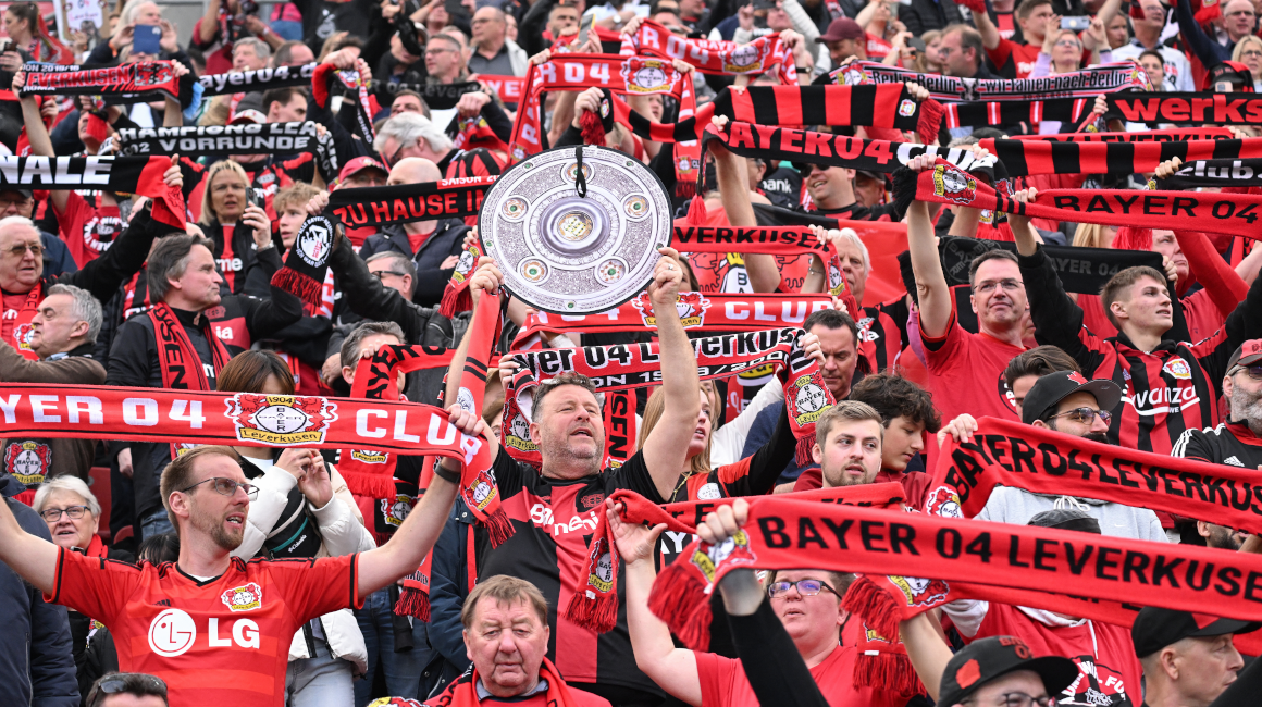 Hinchas del Bayer Leverkusen en el estadio BayArena en Alemania, el 14 de abril de 2024.