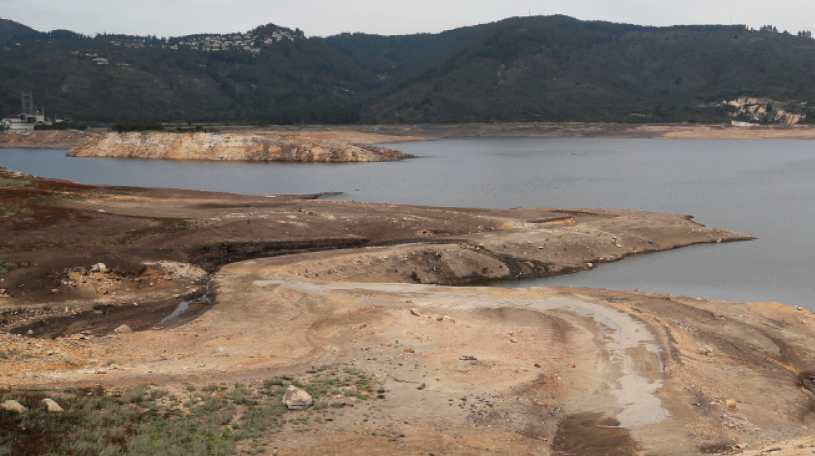 Con extensas playas por la falta de agua se observaba el embalse San Rafael, ubicado en el municipio de La Calera, en Colombia, el 11 de abril de 2024.