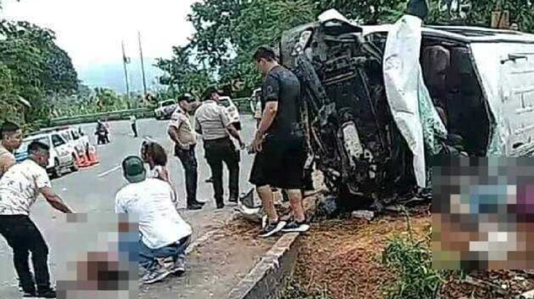 Tres fallecidos tras el volcamiento de una furgoneta en la vía Guayaquil Cuenca