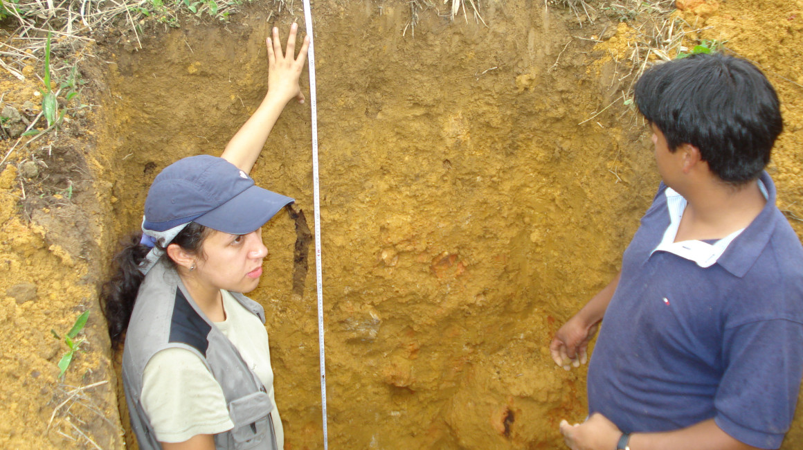 La docente de la UTPL, Leticia Jiménez, en una investigación de suelo en Ecuador.