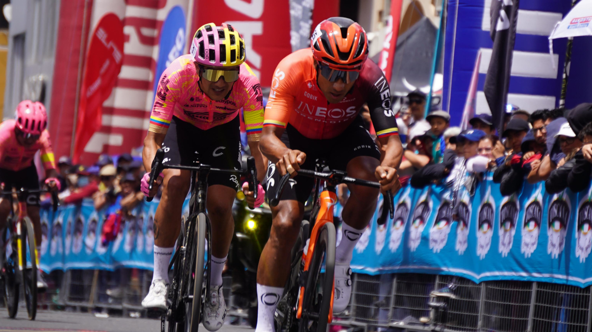 Jhonatan Narváez y Richard Carapaz, en el Campeonato Nacional de Ciclismo, el 3 de febrero de 2024.
