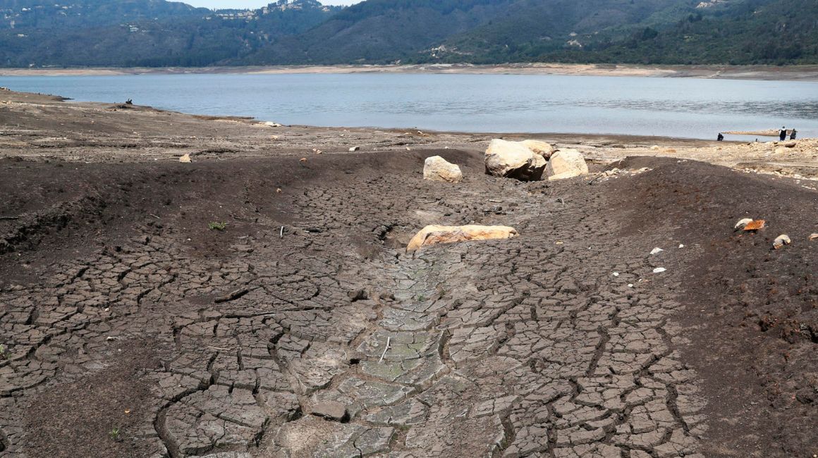 El embalse San Rafael ubicado en el municipio de La Calera (Colombia), durante la sequía que afecta a Bogotá y ha obligado a cortes de agua, en abril de 2024.