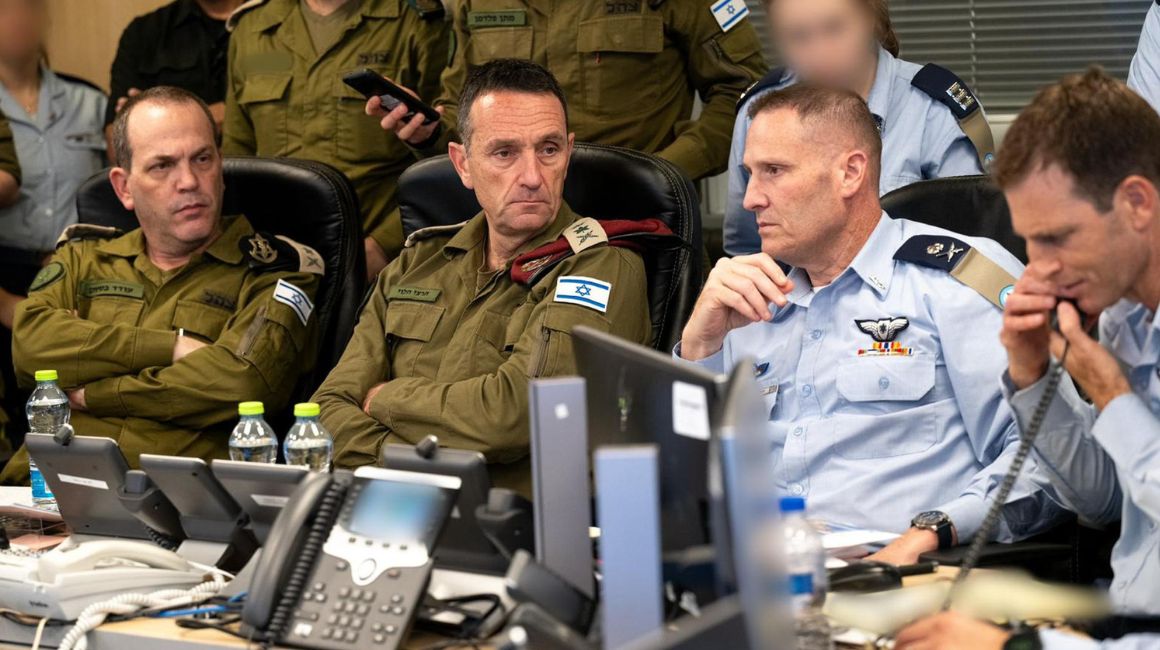 El jefe del Estado Mayor del Ejército de Israel, Herzi Halevi (2i), y el mayor general de las Fuerzas Aéreas de Israel, Tomer Bar (2d), en una reunión el 14 de abril de 2024 sobre el ataque de Irán.