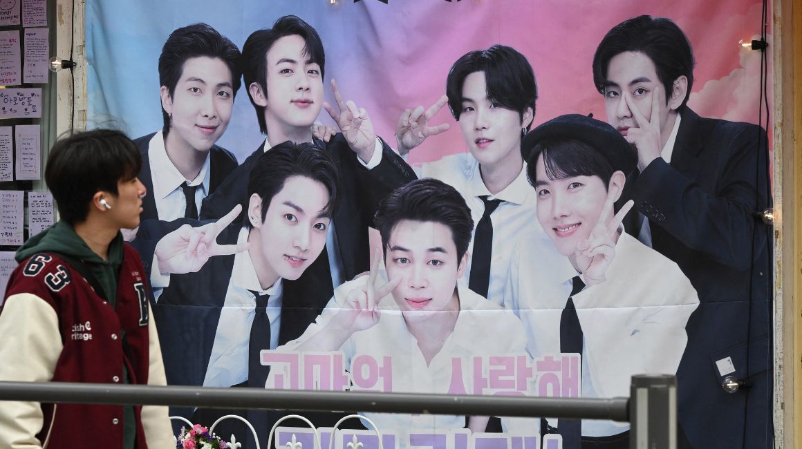 Cartel de la banda de K-Pop BTS en un café de Corea del Sur.