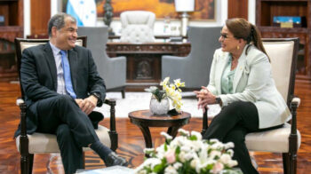 Rafael Correa y la presidenta de Honduras, Xiomara Castro, en Tagucigalpa, el 29 de marzo de 2022.