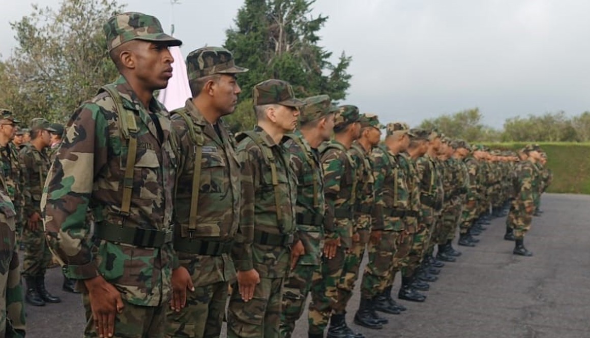 Reservistas en la ceremonia de inaugiración de su reentrenamiento del 15 de abril, en el Fuerte Rumiñahui.
