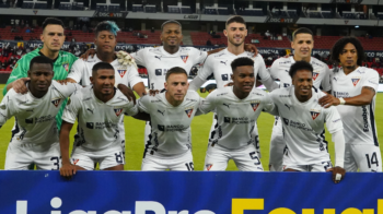 Los jugadores de Liga de Quito posan para una foto el lunes 15 abril, en el Rodrigo Paz Delgado.