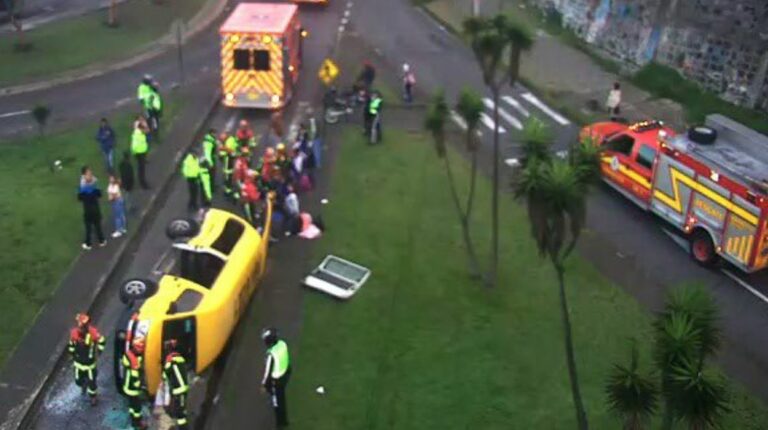 Quito: 11 heridos tras el vuelco de una furgoneta escolar en el Centro Histórico