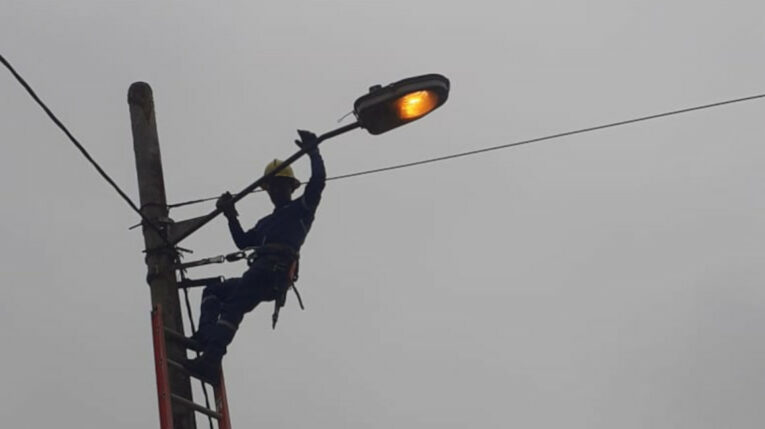 Imagen referencial de un trabajador de CNEL EP arreglando una luminaria de alumbrado público en Guayas. 