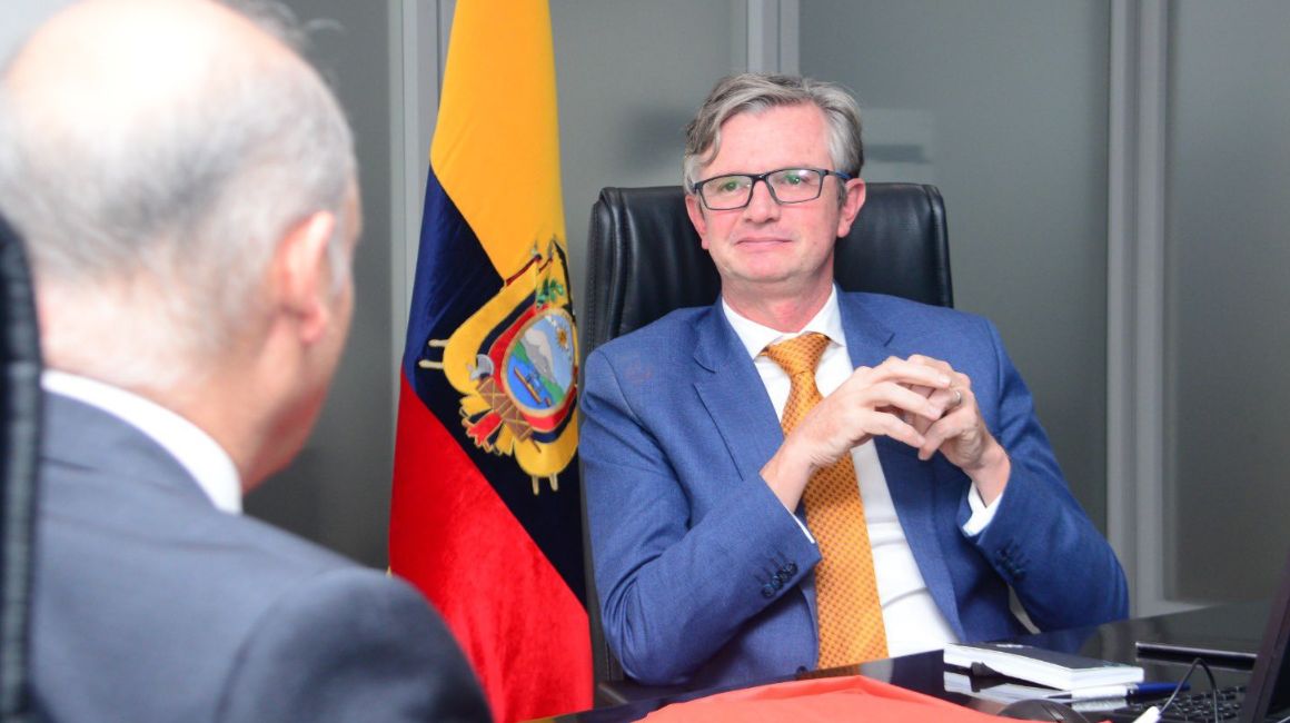 El ministro de Economía y Finanzas, Juan Carlos Vega, en una reunión el 11 de abril de 2024.