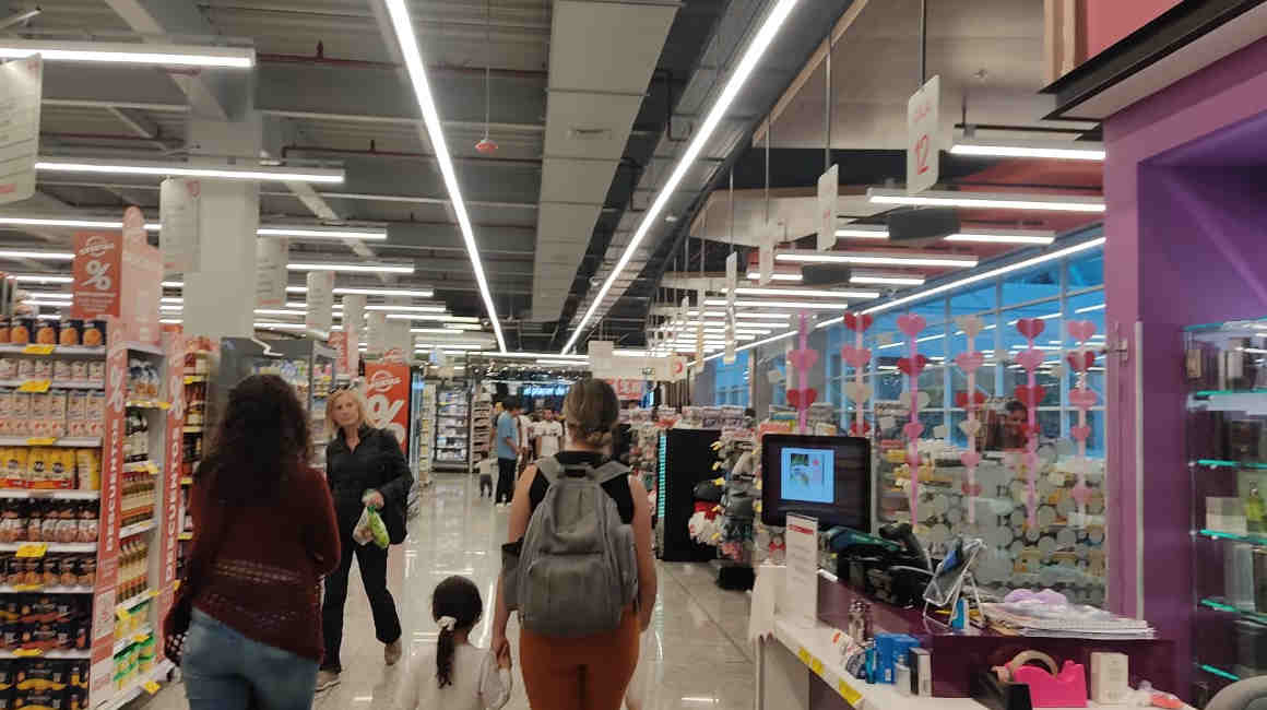 Imagen referencial de compradores en un supermercado en Quito, febrero de 2024.