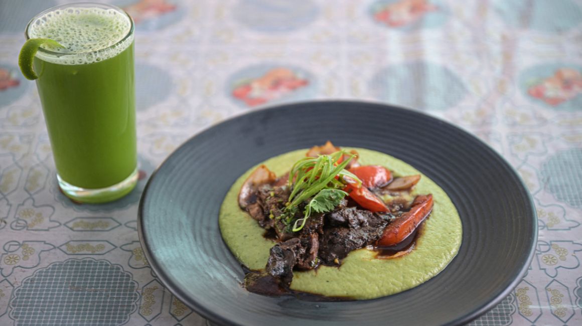 Para este plato se usó cáscaras, hojas y tallos de verduras y frutas, con técnicas culinarias para optimizar la alimentación en Villa el Salvador, en la periferia sur de Lima.