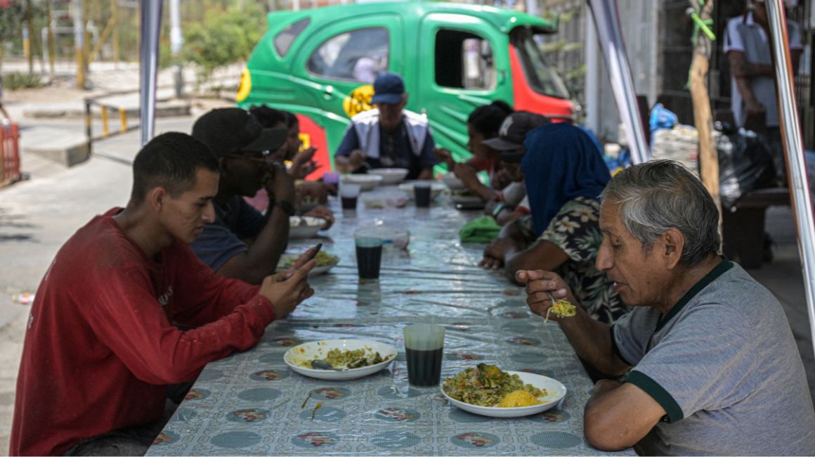 Comedor comunitario dirigido por un grupo de mujeres que preparan platos cero desperdicios, en Lima, Perú.