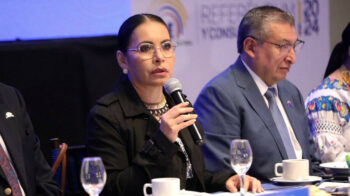 La presidenta del CNE, Diana Atamaint, durante una rueda de prensa el 16 de abril de 2024 en Quito.